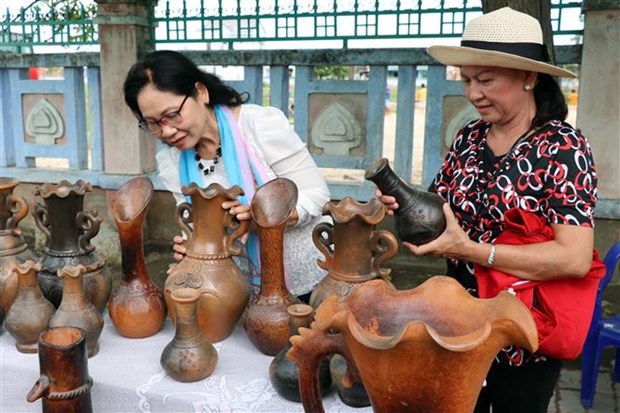 Colloque international sur l’art de la poterie traditionnelle des Cham hinh anh 2