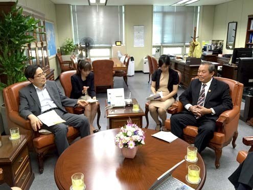 Une delegation de la Cour populaire supreme en visite en R. de Coree hinh anh 1