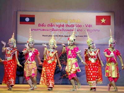 Le Centre culturel du Vietnam au Laos souffle ses 20 bougies hinh anh 1