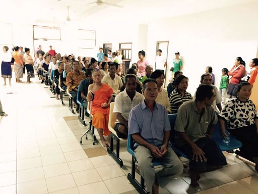 Les medecins vietnamiens au chevet des patients demunis au Laos hinh anh 1