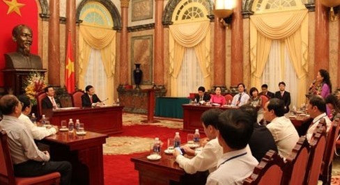 Le president Truong Tan Sang recoit des ouvrieres exemplaires du secteur petrolier hinh anh 1