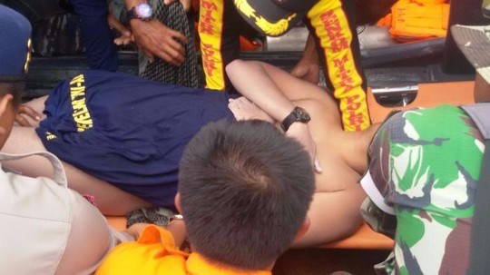 En Indonesie, un homme survit apres avoir saute de l’helicoptere accidente hinh anh 1