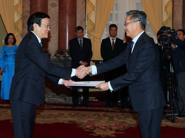Le president Truong Tan Sang recoit de nouveaux ambassadeurs hinh anh 1
