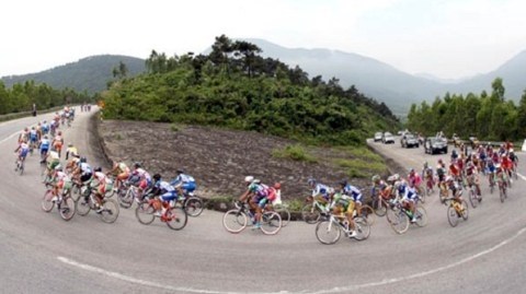 L’ambassadeur du Royaume-Uni et les dirigeants de Da Nang participent a une course cycliste hinh anh 1