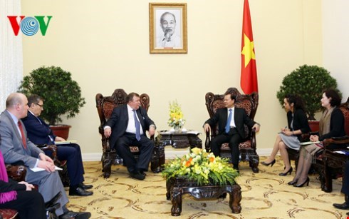 Le vice-PM Vu Van Ninh recoit le president de la Banque internationale d'investissement hinh anh 1