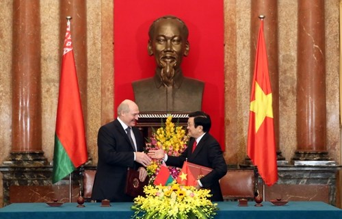 Le president bielorusse termine sa visite d’Etat au Vietnam hinh anh 1