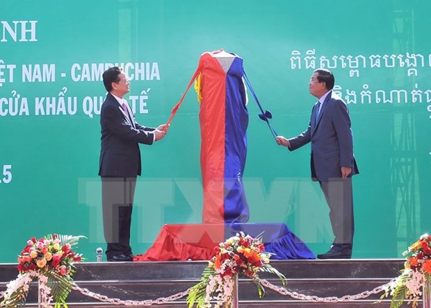 Le Vietnam et le Cambodge inaugurent les bornes frontieres N°30 et N°275 hinh anh 1