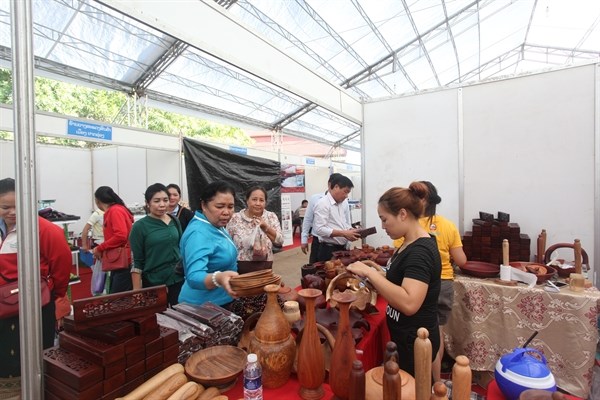 Cloture de la foire commerciale Vietnam-Laos 2015 hinh anh 1