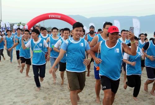 Pres de 5.000 participants a la 2e course a pieds nus le long de la mer a Da Nang hinh anh 1