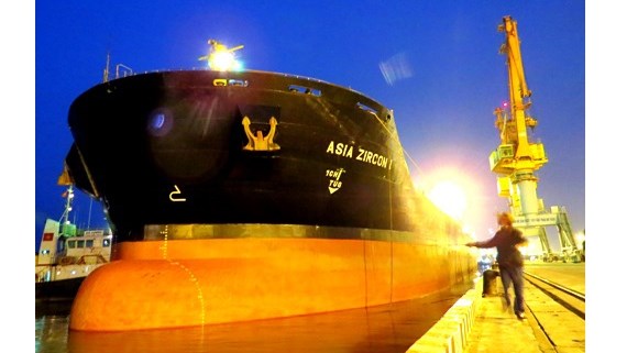 Un grand navire a jete l’ancre au port de Hai Phong hinh anh 1
