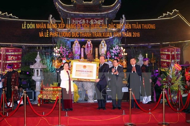 La vice-presidente remet le certificat couronnant le temple Tran Thuong hinh anh 1