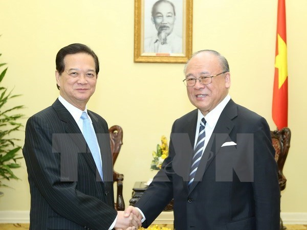 Nguyen Tan Dung recoit le conseiller special de l’alliance parlementaire d’amitie Japon-Vietnam hinh anh 1