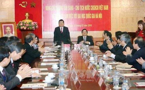 Le chef de l’Etat rend visite a l’Universite nationale de Hanoi hinh anh 1