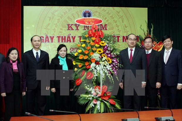 Des dirigeants felicitent les medecins vietnamiens hinh anh 1