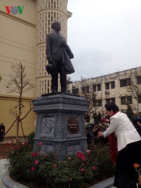 La Faculte de medecine de Hanoi inaugure la statue d’Alexandre Yersin hinh anh 1