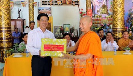 Hau Giang : felicitations aux Khmers a l’occasion de la fete Chol Chnam Thmay hinh anh 1