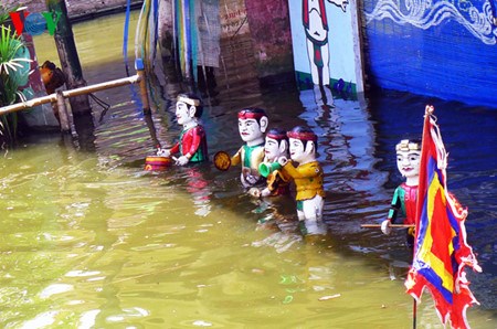 A Hong Phong, le rideau rouge s'ouvre et des marionnettistes-paysans entrent en scene hinh anh 2