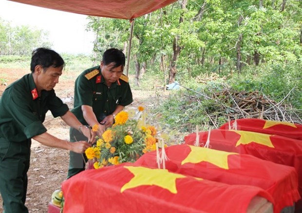 Thanh Hoa: inhumation des restes de 25 volontaires vietnamiens et laotiens hinh anh 1