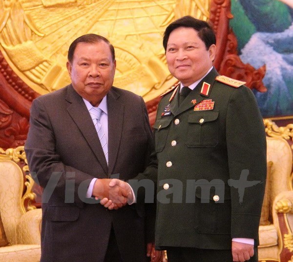 Des dirigeants laotiens apprecient la cooperation vietnamo-laotienne dans la defense hinh anh 1