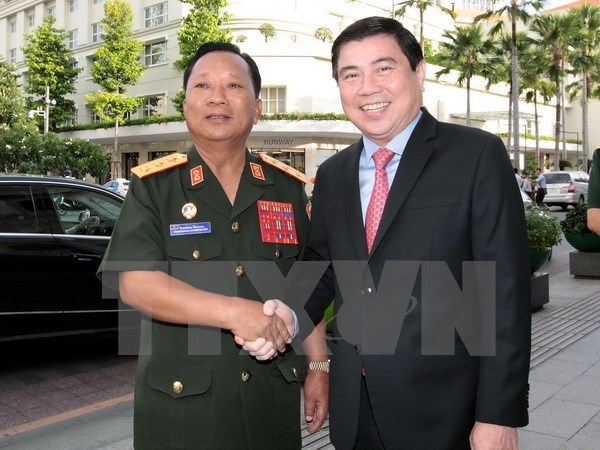Un dirigeant de Ho Chi Minh-Ville recoit le ministre laotien de la Defense hinh anh 1