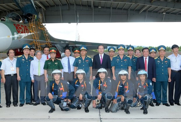 Le president Tran Dai Quang rend visite au regiment de l'armee de l'air 925 hinh anh 1