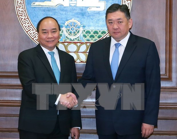 Le PM Nguyen Xuan Phuc rencontre le president du Parlement mongol hinh anh 1