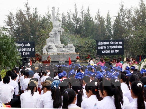 Des jeunes Viet kieu visitent le memorial de Son My hinh anh 1