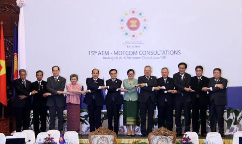 Consultations entre ministres de l'Economie de l'ASEAN et de la Chine hinh anh 1
