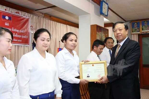 Cloture de la 1ere formation intense en Vietnamien pour des cadres laotiens hinh anh 1