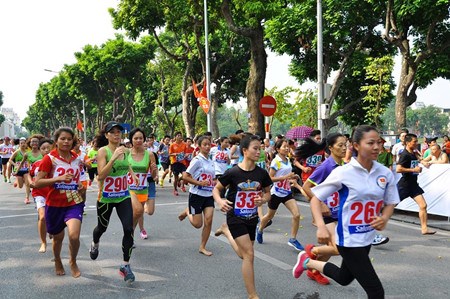 43eme course pour la paix du journal Ha Noi Moi 2016 hinh anh 1