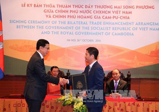 Vietnam et Cambodge signent un accord de promotion du commerce bilateral hinh anh 1