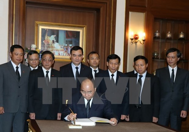 Le Premier ministe Nguyen Xuan Phuc rend hommage roi Bhumibol hinh anh 2