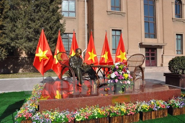 Inauguration de la statue de l'Oncle Ho a l’ambassade du Vietnam en Chine hinh anh 1