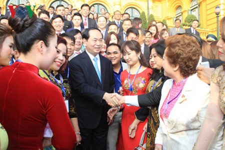 Le president Tran Dai Quang honore 115 hommes d’affaires exemplaires hinh anh 1