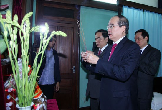 Le president du Front de la Patrie du Vietnam rend hommage au President Ho Chi Minh hinh anh 1