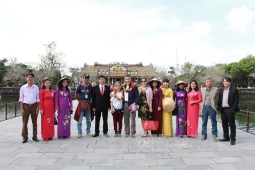 Thua Thien-Hue et Lam Dong attirent des centaines de milliers touristes pendant le Tet traditionnel hinh anh 1