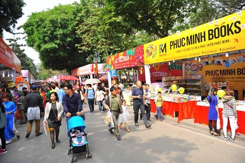 Hanoi : Plus de sept milliards de dong de recettes pour le festival printanier du livre Dinh Dau hinh anh 1