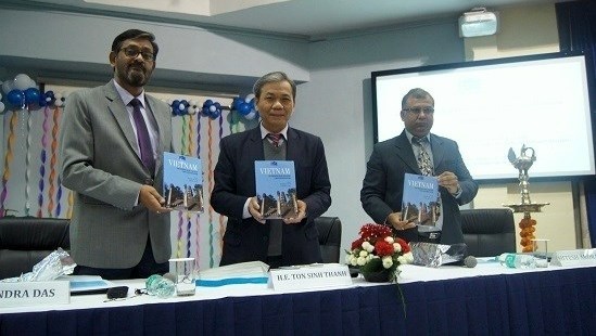 Lancement d’un livre sur le developpement economique du Vietnam en Inde hinh anh 1