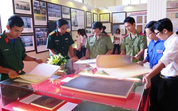 Bac Lieu : exposition d’archives sur Hoang Sa et Truong Sa hinh anh 1