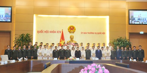 La presidente de l'AN Nguyen Thi Kim Ngan recoit des jeunes policiers exemplaires hinh anh 1
