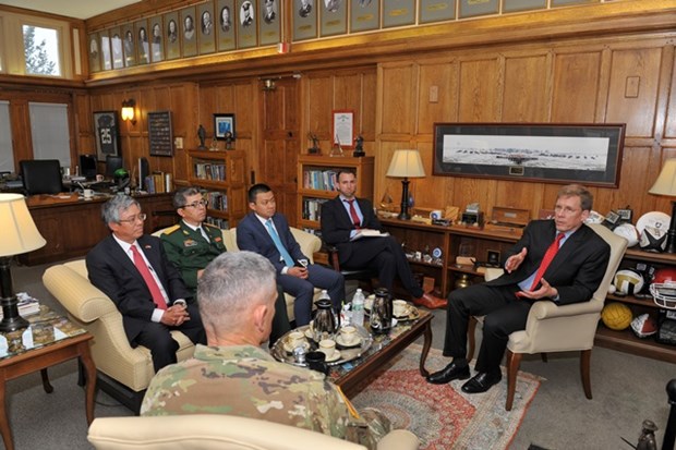L'ambassadeur vietnamien aux Etats-Unis en visite a l'Academie militaire de West Point hinh anh 1