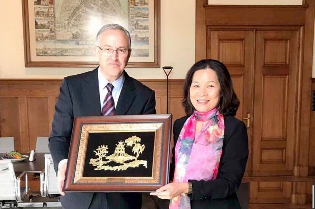 L’Ambassadrice du Vietnam recue par le maire de Rotterdam hinh anh 1