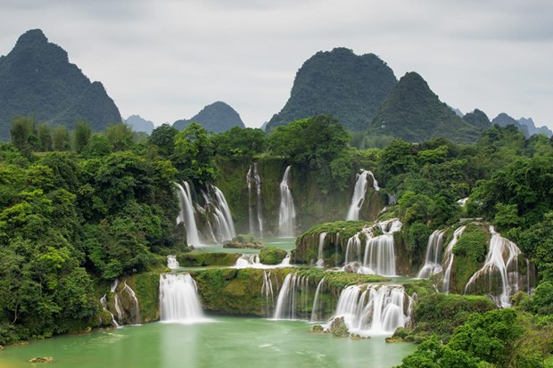 Le PM vietnamien adopte la zone touristique de la cascade de Ban Gioc hinh anh 1