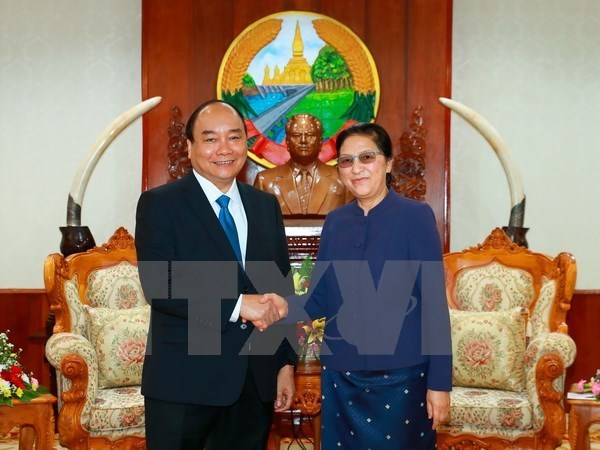 Le Premier ministre Nguyen Xuan Phuc rencontre plusieurs hauts dirigeants laotiens hinh anh 1