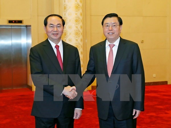Le Vietnam attache une grande importance au developpement des relations avec la Chine hinh anh 1