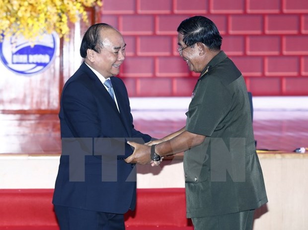 Rencontre entre les deux PM vietnamien Nguyen Xuan Phuc et cambodgien Hun Sen hinh anh 1
