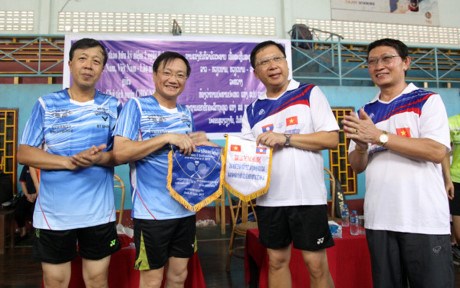 Echanges sportifs entre l’Ambassade du Vietnam et le Bureau presidentiel du Laos hinh anh 1