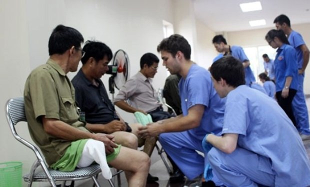 Une delegation de benevoles americains donne des consultations medicales gratuites a Thai Nguyen hinh anh 1