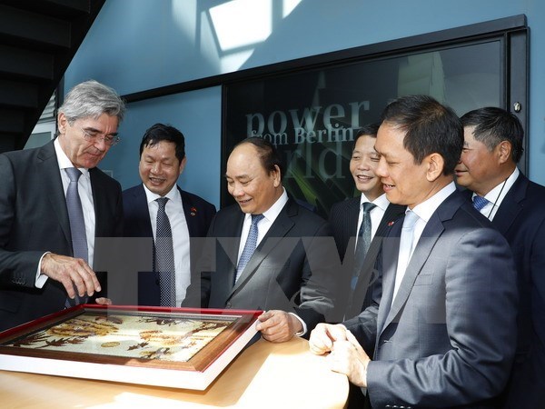 Le PM Nguyen Xuan Phuc rencontre le maire de Berlin hinh anh 1