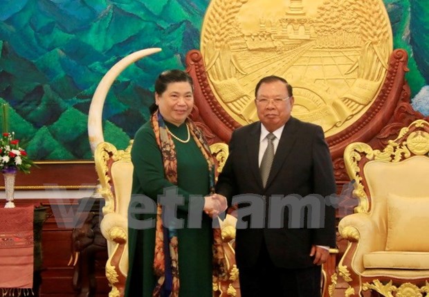 Les dirigeants laotiens recoivent la vice-presidente de l’AN Tong Thi Phong hinh anh 1